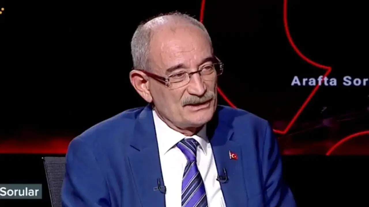 İktidara yakınlığıyla bilinen Akşam Gazetesi Ankara Temsilcisi Emin Pazarcı'nın avukat kızı Begüm Ece Pazarcı, çakarlı bir