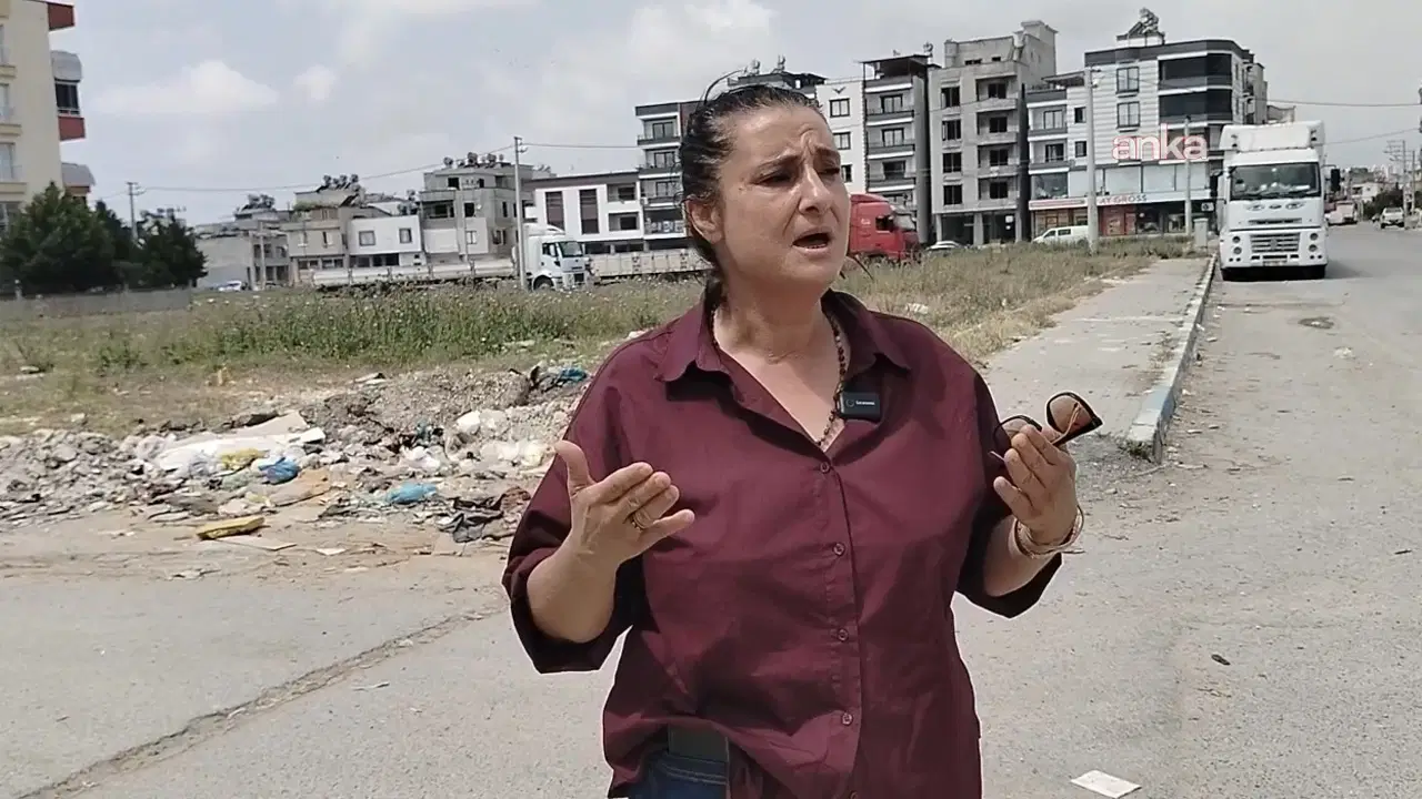 Mersin’in Toroslar ve Akdeniz ilçeleri arasında bulunan Yalınayak ile Şevket Sümer mahalleleri sakinleri, çevredeki atık plas