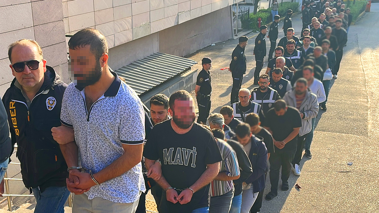 Bakanlık açıklamasında şebekelerin profesyonel aklama sistemi üzerinden paranın yönünü değiştirip gizledikleri anlatıldı.