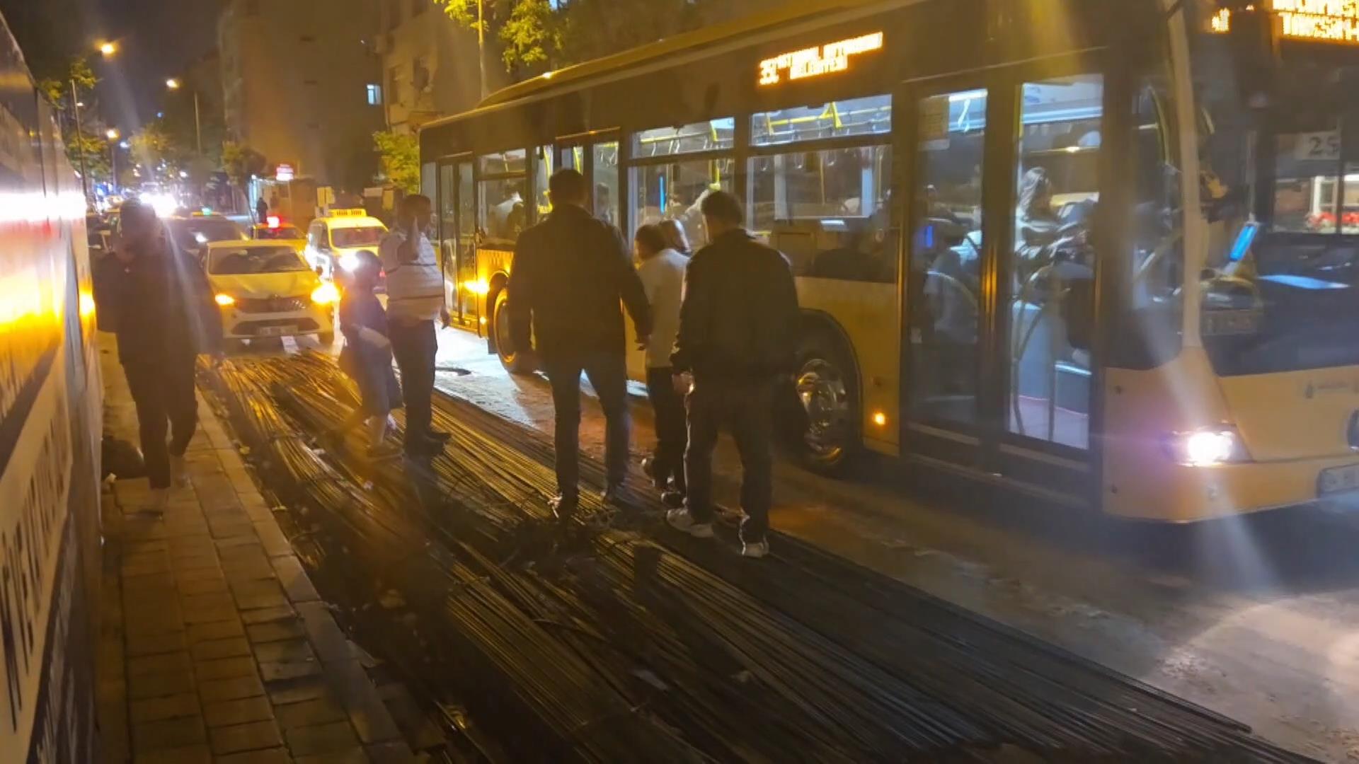 İnşaat demiri otobüsün altını delerek içeri girdi.