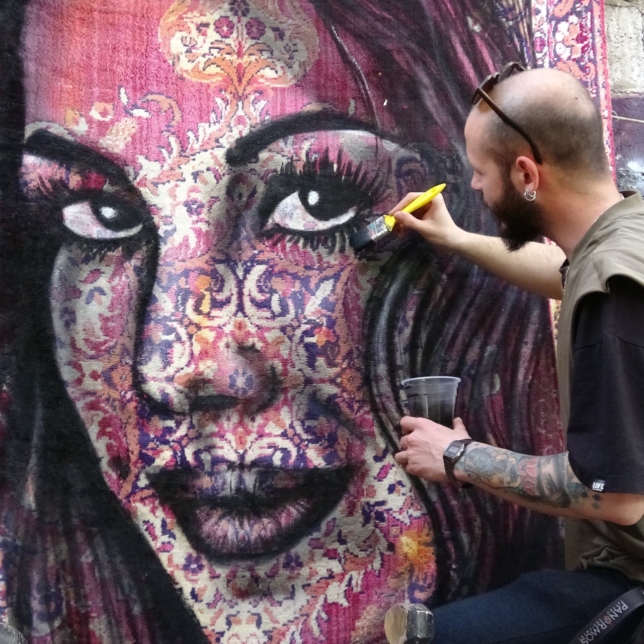 Gaziantep’te yaşayan 25 yaşındaki ressam Ferhat Gümüş , bir zamanlar neredeyse her evde bulunan çiçek desenli perdeler ile es