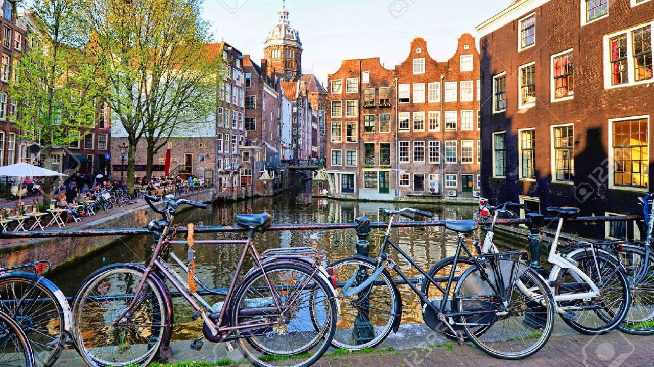 Amsterdam. Yanınızdan bisiklet geçiyor, önünüzden ve arkanızdan da. Hem de oldukça hızlı. Sağa bak bisiklet, sola bak yine