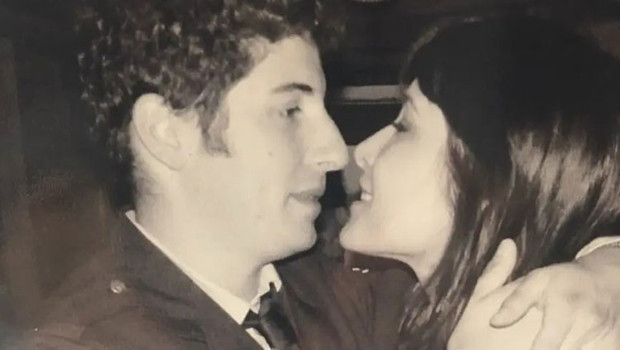 Onların da yolu birçok Hollywood çifti gibi sette kesişmiş, Amerikan Pastası film serisinin yıldızı Jason Biggs ve