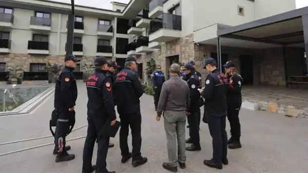 Muğla Büyükşehir Belediyesi İtfaiye Dairesi Başkanlığı ekipleri il genelindeki konaklama tesislerinde yangın güvenliği deneti