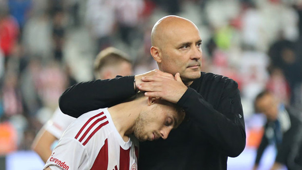 Antalyaspor Teknik Direktörü Sami Uğurlu, Corendon Airlines Park Antalya Stadı'nda oynanan karşılaşmanın ardından düzenlenen