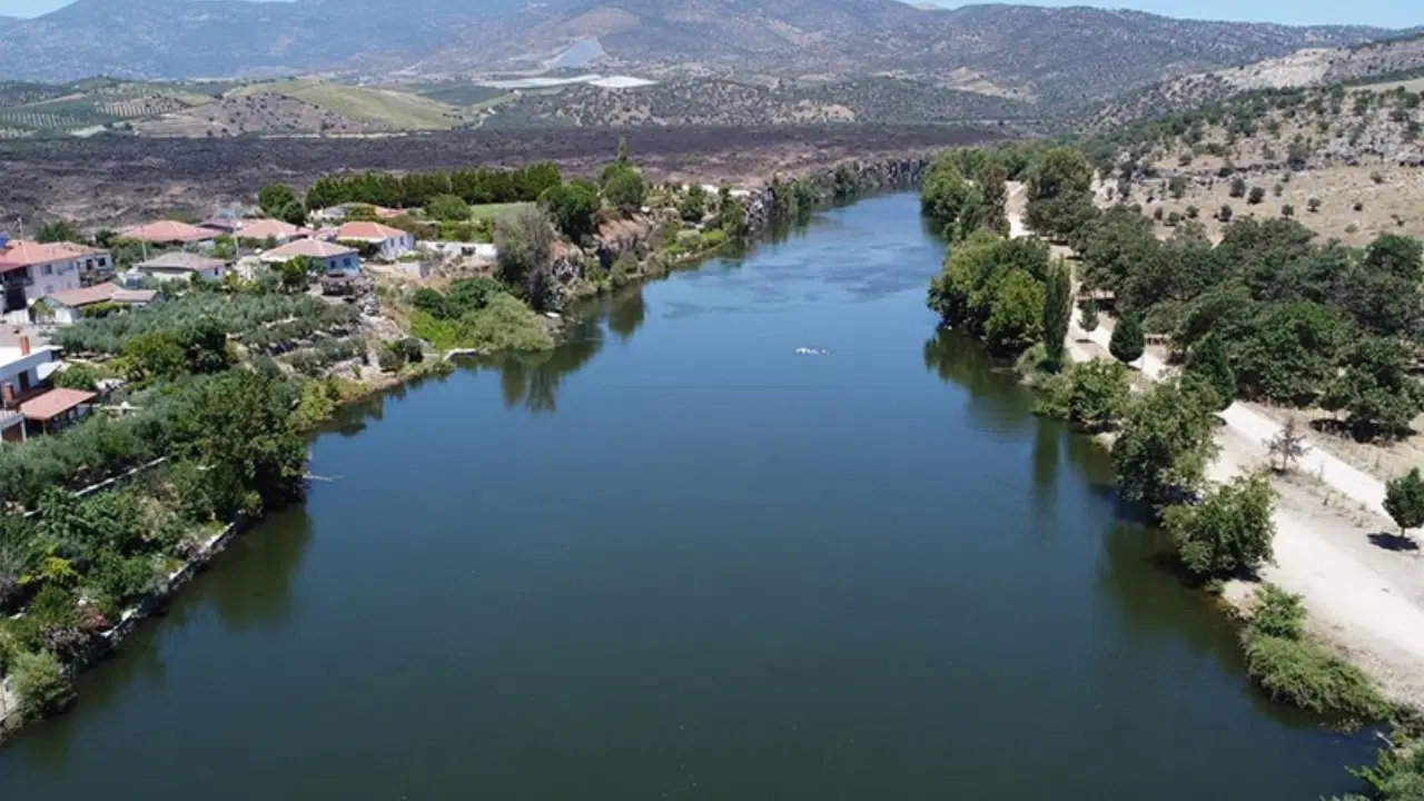 İzmir Büyükşehir Belediye Meclisi Üyesi ve Tarım Komisyonu Başkanvekili Erdal Karagöz, yaptığı açıklamada, Gediz Nehri boyunc