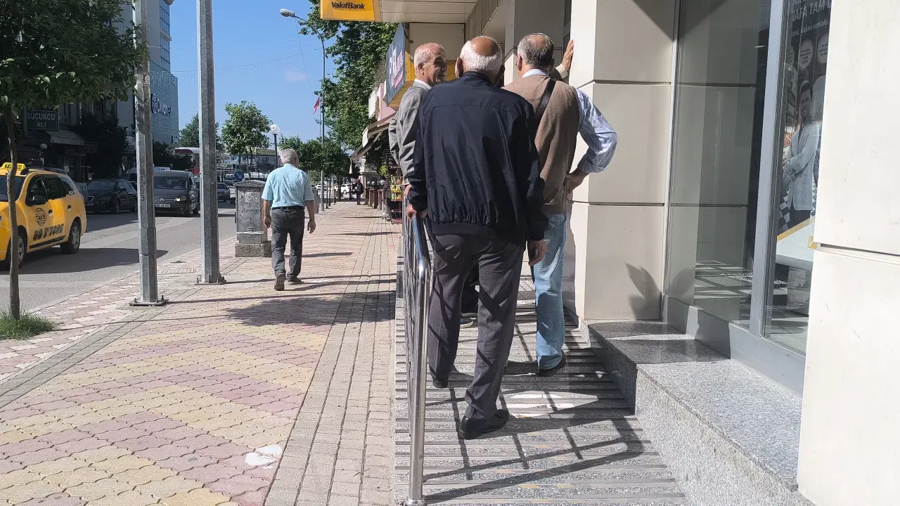 Emeklilerin bayram ikramiyesi olan 4 bin lira hesaplara yatmaya başladı.