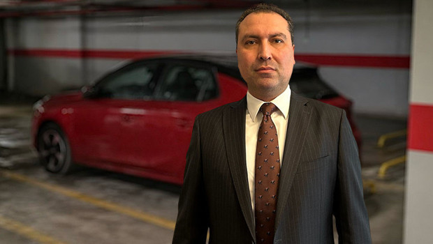 Serdar Vural, 24 Aralık 2024 tarihinde otomobil bayisinden sıfır kilometre elektrikli araç satın aldı.