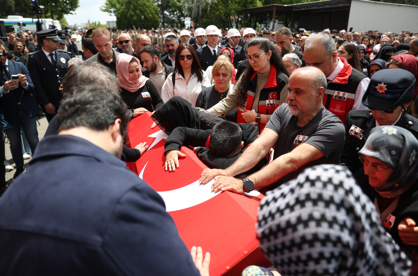 Tekirdağ'ın Çorlu ilçesinde şehit olan polis memurları 43 yaşındaki Erkan Tütüncüler ve 32 yaşındaki Emrah Koç için tören düz