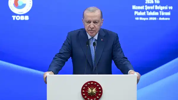 Cumhurbaşkanı ve AKP Genel Başkanı Recep Tayyip Erdoğan , TOBB İkiz Kuleler'de TOBB Hizmet Şeref Belgesi ve Plaket Takdim Tör
