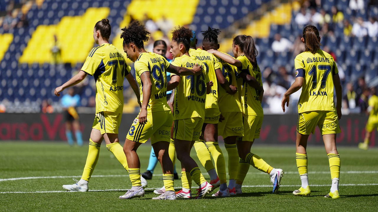 Turkcell Kadın Futbol Süper Ligi 'nde bitime 2 hafta kala şampiyonluğu garantileyen Fenerbahçe arsaVev , 29.