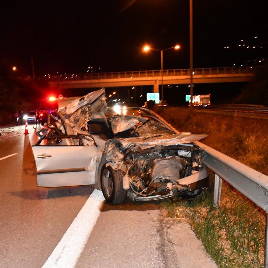 Hatay'ın İskenderun ilçesinde tırla çarpışan otomobilin hurdaya döndüğü kazada 18 yaşındaki genç kız hayatını kaybetti.