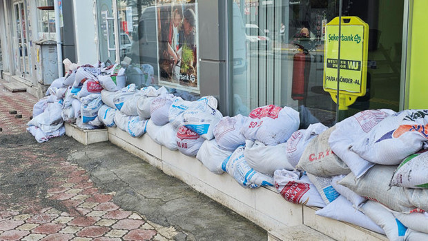 Mevsim normallerinin üzerinde etkili olan sağanakla bir çok barajın doluluk oranı yüzde yüze ulaştı.
