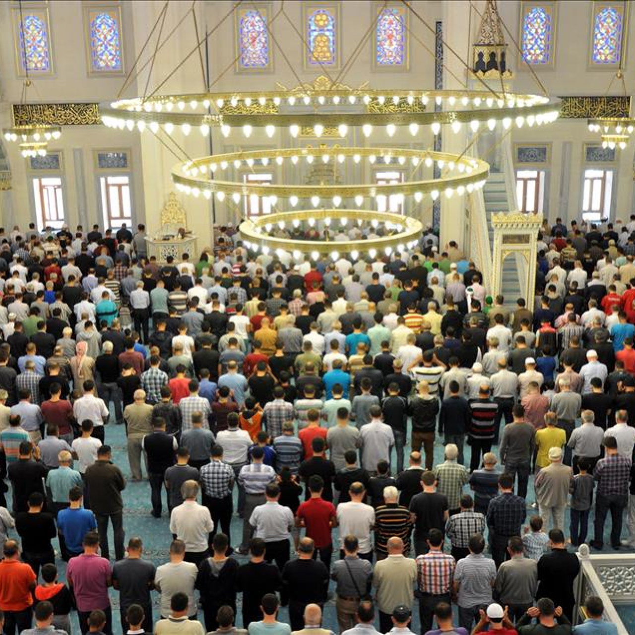 Kurban Bayramı heyecanı yaklaşırken vatandaşların en çok araştırdığı konular arasında bayram namazı saatleri yer aldı.