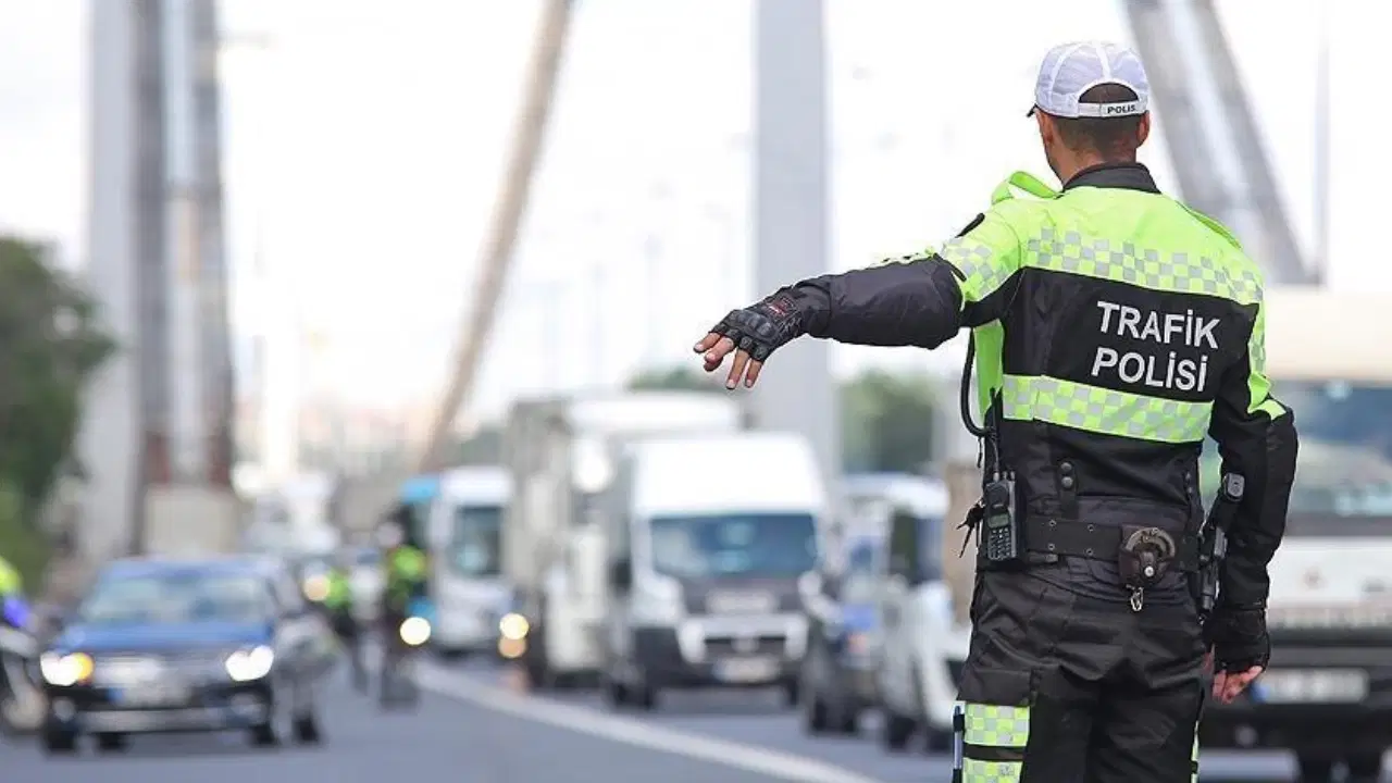CHP İnsan Haklarından Sorumlu Genel Başkan Yardımcısı ve Diyarbakır Milletvekili Sezgin Tanrıkulu, trafik cezalarını Meclis g