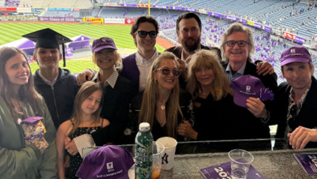 Sinemanın yaşlanmayan yıldızı Goldie Hawn ile eski kocası Bill Hudson'ın evliliğinden dünyaya gelen 47 yaşındaki Kate Hudson'