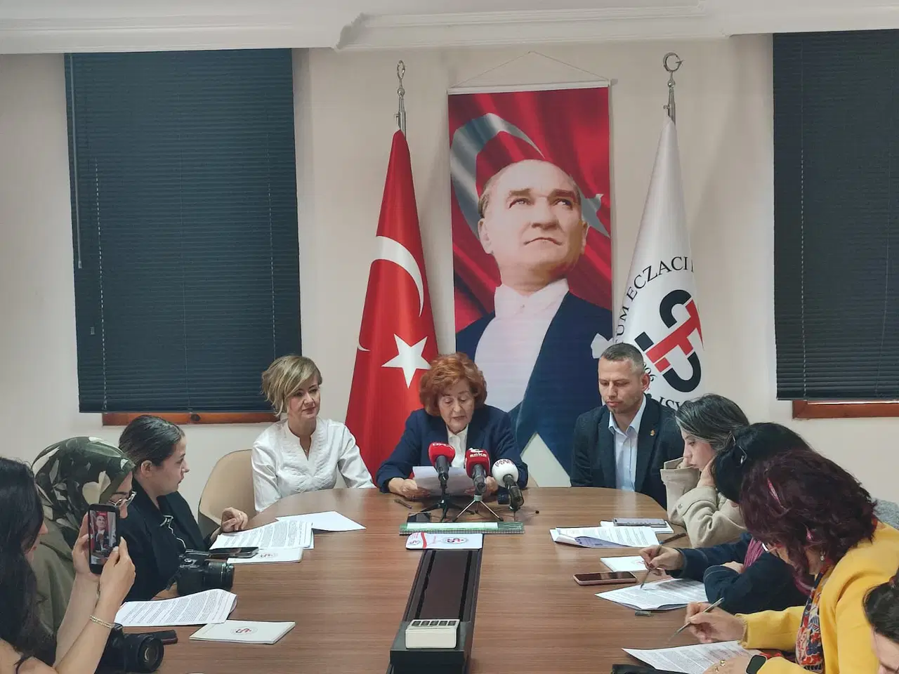 Tüm Eczacı İşverenler Sendikası (TEİS) Ankara’da basın açıklaması gerçekleştirdi.