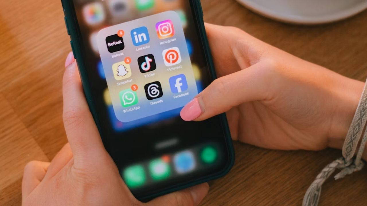 Ofcom, 5 büyük sosyal medya şirketi olan Meta (Facebook, Instagram), Roblox, Snap (Snapchat), TikTok ve YouTube'a çocukların