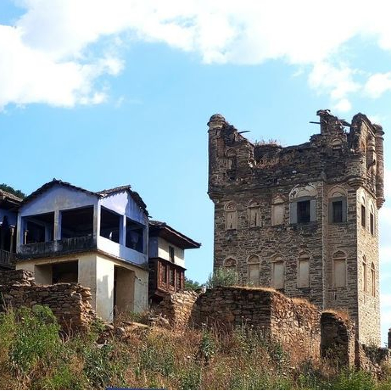 Aydın'da ayakta kalmış 3 kuleden biri olma özelliğini taşıyan Apaz Kulesi, restorasyon çalışmalarının yapılacağı günü bekliyo