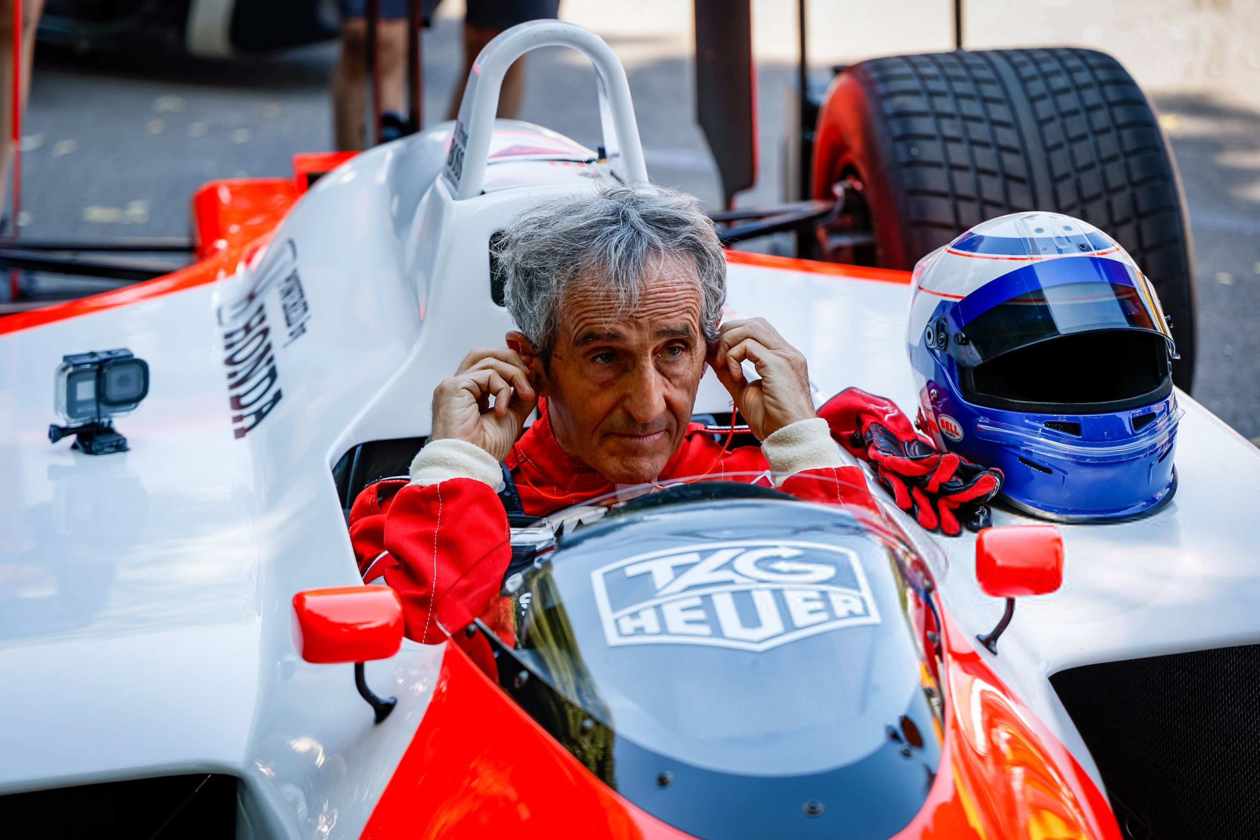 4 kez Formula 1 Dünya Şampiyonu Alain Prost 71 yaşındaki Fransız pilotun, Nyon'daki evinde hedef alındığı ve olay sırasında