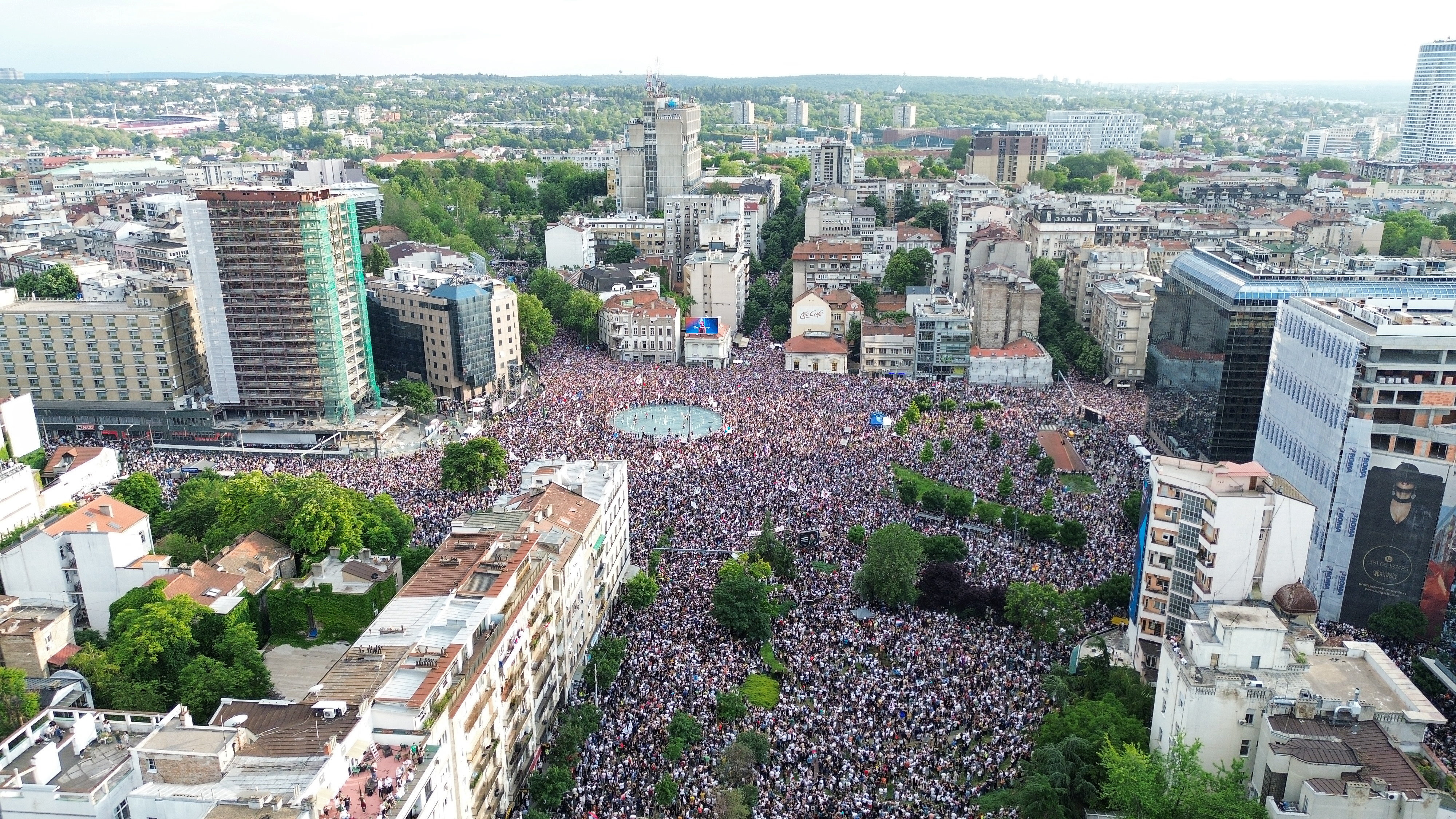 Sırbistan'da protestolar sürüyor Belgrad 'da on binlerce gösterici, 2024’te Novi Sad kentindeki tren istasyonu faciasının