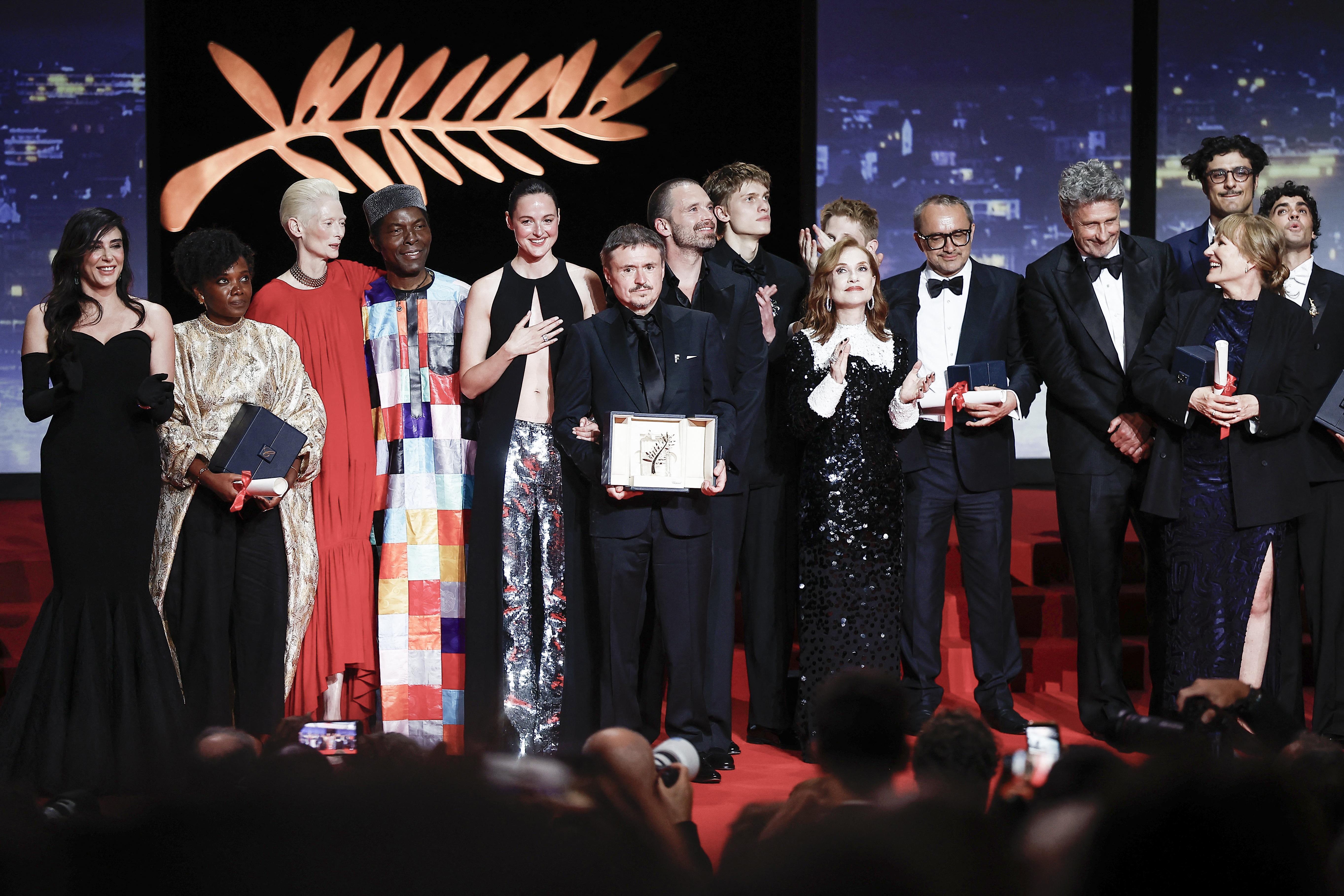 Cannes film festivalinde kazananlar ödüllerine kavuştu.