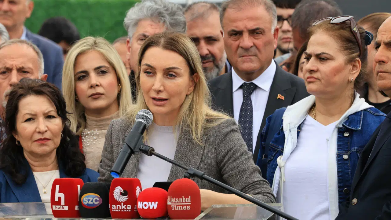CHP'nin Silivri'de tutuklu cumhurbaşkanı adayı ve İBB Başkanı Ekrem İmamoğlu'nun eşi Dilek Kaya İmamoğlu'nun CHP Genel