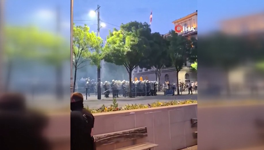 Sırbistan'da ortalık karıştı: İktidar karşıtı protestocular polisle çatıştı