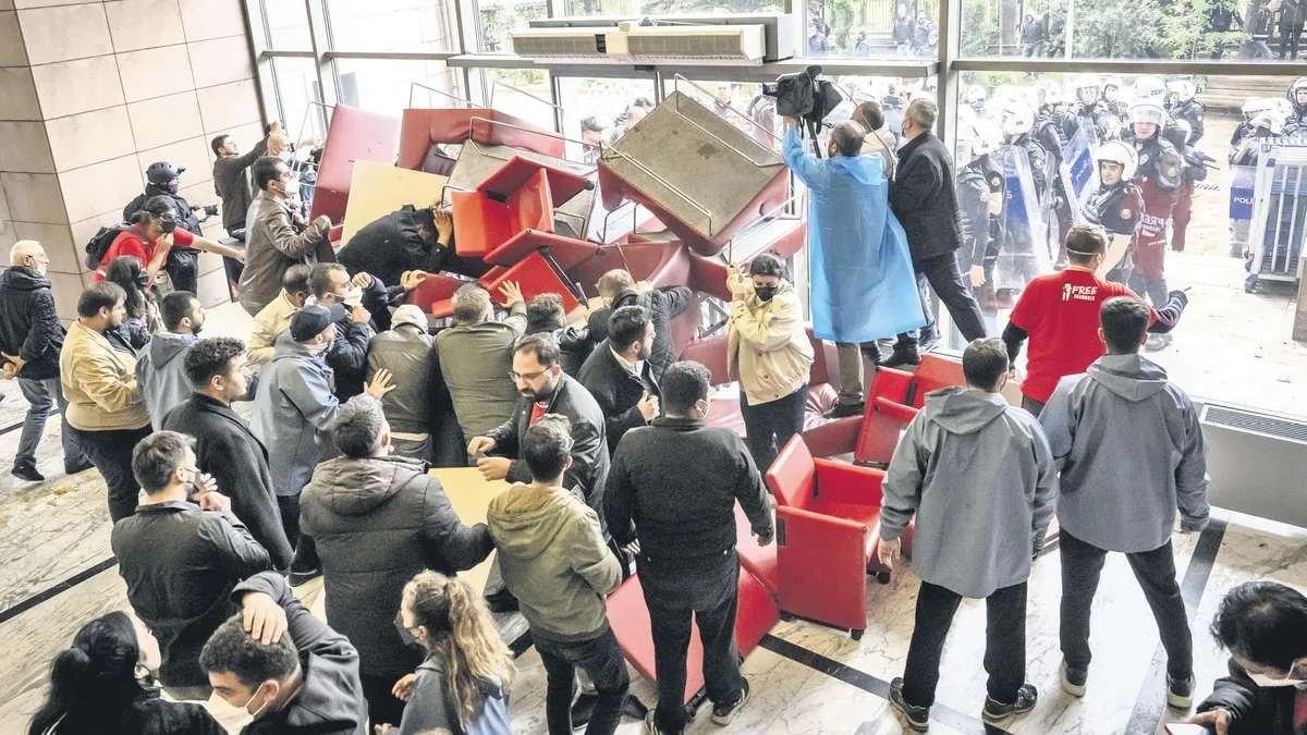 CHP 'de 'şaibeli kurultay' davası sonucunda verilen 'mutlak butlan' kararı sonrasında mahkemece tedbiren CHP Genel