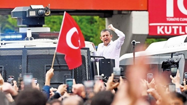 Özel ardından da kurmayları ve partililerle birlikte Meclis’e yürüdü.