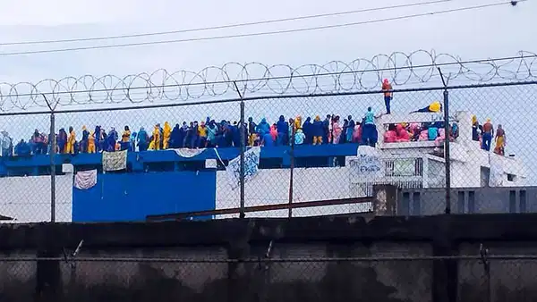 Venezuela’nın Barinas eyaletindeki Injuba Cezaevi’nde mahkumlar ile güvenlik güçleri arasında şiddetli çatışmalar yaşandı.