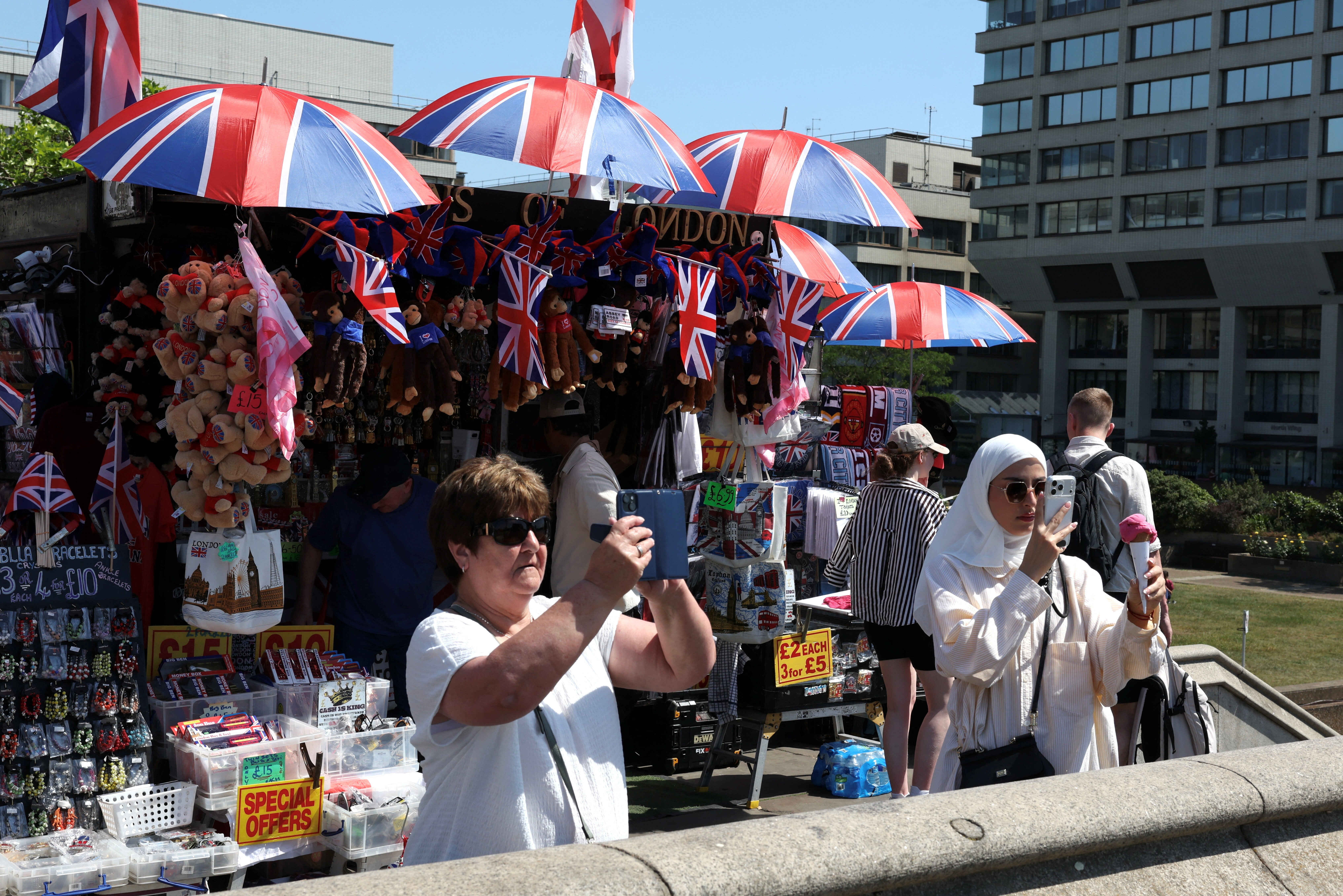 İngiltere'de sıcaklıklar rekor kırdı İngiltere 'de etkisini artıran sıcak hava dalgası nedeniyle başkent Londra'da sıcaklıkla