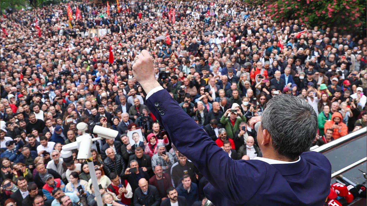 CHP İzmir İl Başkanı Çağatay Güç, Kemal Kılıçdaroğlu'nun avukatının talebiyle parti genel merkezinin polis zoruyla tahliyesi