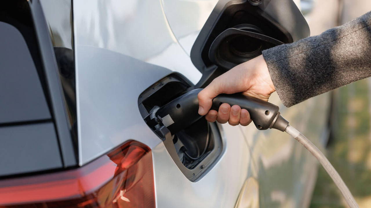 Elektrikli otomobillerde yeni çağ: 3 dakikada şarj olan ve 600 km menzilli 'ucuz' batarya devrimi!