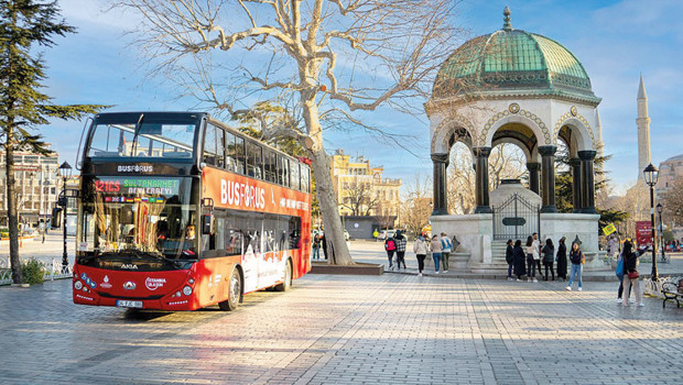 Üstü açılabilen panoramik çift katlı otobüslerle “İstanbul’un en derin hikâyesi” mottosuyla gerçekleştirilen turda, “hop on h