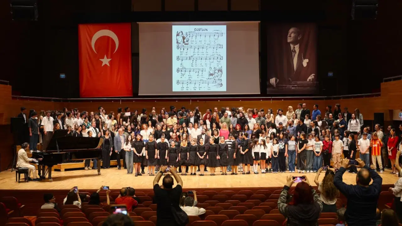 İzmir Büyükşehir Belediyesi ve Türkiye Polifonik Korolar Derneği İzmir Şubesi iş birliğiyle yapılan İzmir Uluslararası