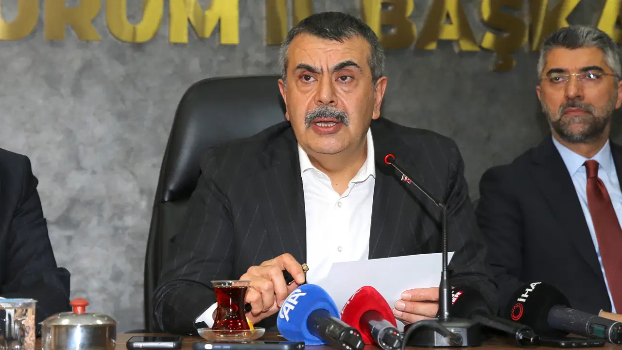 Kurban Bayramı'nı geçirmek üzere memleketi Erzurum'a gelen Milli Eğitim Bakanı Yusuf Tekin, AKP İl Başkanlığı'nı ziyaret etti