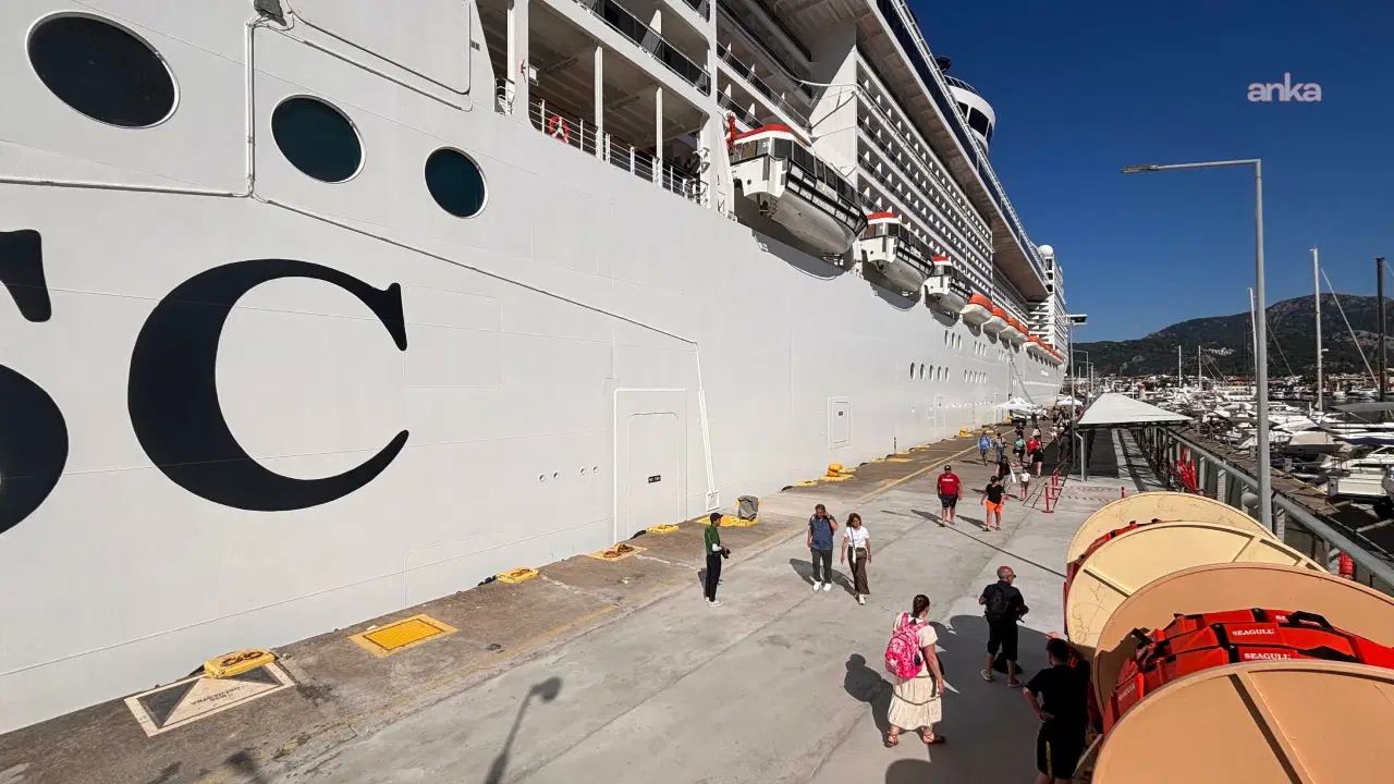 Msc Divina kruvaziyeri 4 bin 900 yolcusu ve mürettebatıyla Marmaris Limanı'a yanaştı.