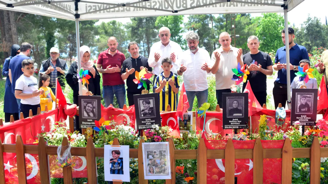 15 Nisan’da Ayser Çalık Ortaokulu’nda yaşamını yitiren öğretmen Ayla Kara, öğrenciler Belinay Nur Poyraz, Furkan Sancak