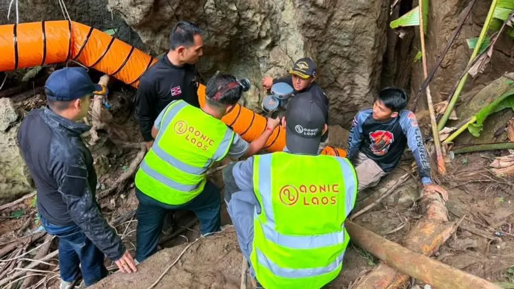Güney Asya ülkesi Laos'ta dağlık bir alandaki mağarada mahsur kalan köylüleri kurtarmak için tüm ülke ve komşuları seferber o