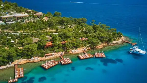 Yaz geldiğinde akla düşen ilk yerlerden biri hâlâ Bodrum.