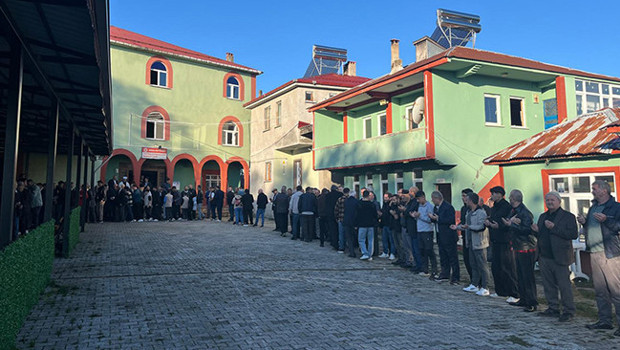 Ordu 'nun Akkuş ilçesi Çayıralan Mahallesi'nde bayram namazını kılan vatandaşlar, namazın ardından bayramlaştı.