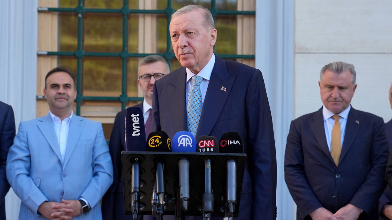 Cumhurbaşkanı ve AKP Genel Başkanı Recep Tayyip Erdoğan, bayram namazını İstanbul Büyük Çamlıca Camisi'nde kıldı.