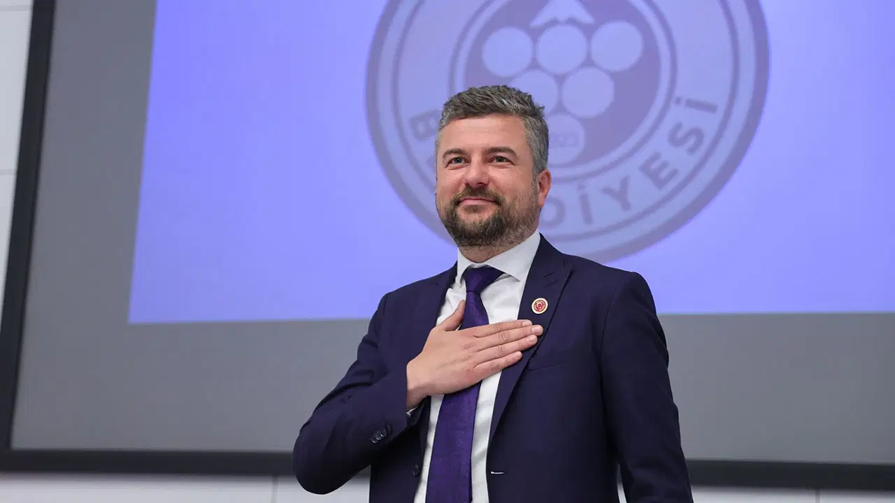 İzmir'de Buca Belediyesi'ne bu sabah düzenlenen operasyon kapsamında Buca Belediye Başkanı Görkem Duman 'ın da aralarında bul