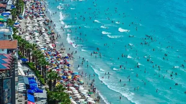 Türkiye’nin önemli turizm merkezlerinden Kuşadası'nda, Kurban Bayramı’nda yoğunluk yaşandı.