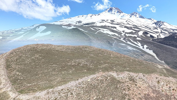 Erciyes Dağı'nın kuzeyindeki Hacılar ilçesi sınırları içinde yer alan Lifos Dağı'nın zirvesinde karlar eridi.