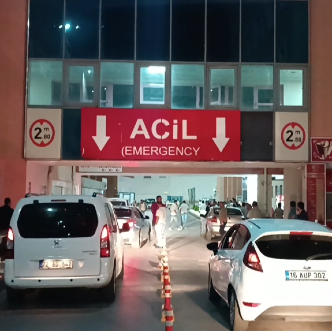 Batman'da sosyal medyada yaşanan tartışmanın ardından bir araya gelen 2 grup arasında çıkan silahlı kavgada, Barış Ak (19) ha