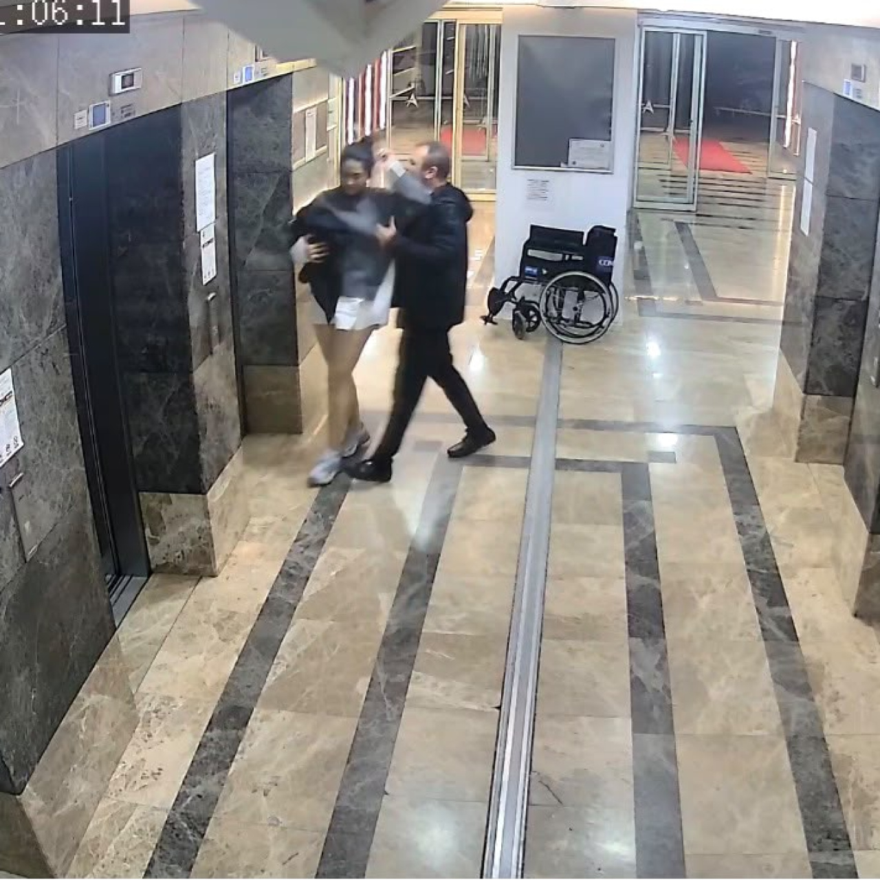 Ankara'da nişanlısıyla yaşadığı 7'nci kattaki evin balkonundan düşen Türkan Biçer (30), hayatını kaybetti.