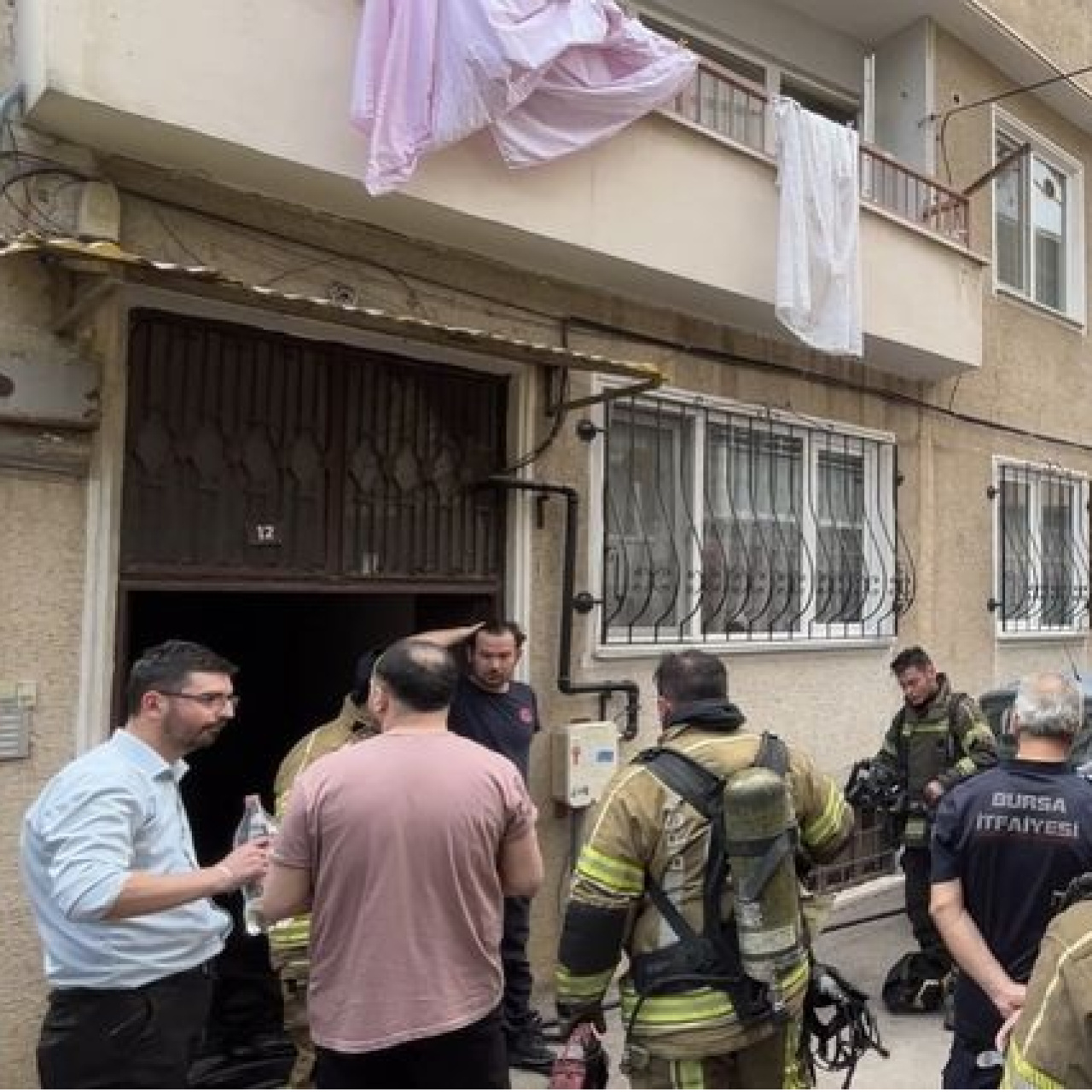 Bursa’nın Osmangazi ilçesinde bir apartmandan yükselen yoğun duman ve keskin koku mahallede paniğe neden oldu.