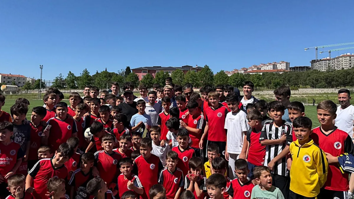 Süper Lig'de geçen sezon Fenerbahçe'den kiralık olarak Beşiktaş forması giyen A Milli Takım oyuncularından Cengiz Ünder ,